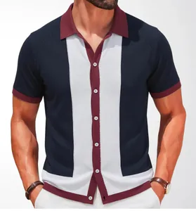 Detailansicht eines Herren-Strick-Polohemds mit Farbblock-Design und Knopfleiste.