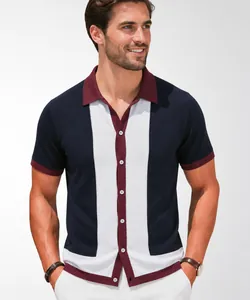 Detailansicht eines hochwertigen Herren-Strick-Poloshirts mit Kontrastfarben und Knöpfen