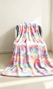 Detalle de una manta de franela de unicornio luminoso arcoíris en una silla