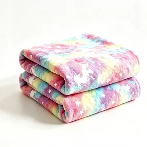 Suave manta de franela luminosa con colores del arco iris y patrones de estrellas y unicornios