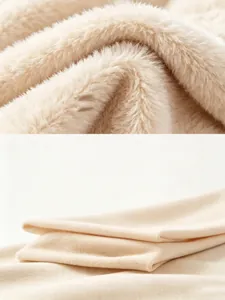 Détail macro de la doublure polaire douce et épaisse de 200g pour leggings d'hiver en crème.
