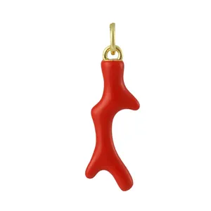 Pendentif corail rouge vif avec anneau doré pour colliers et bracelets personnalisés.