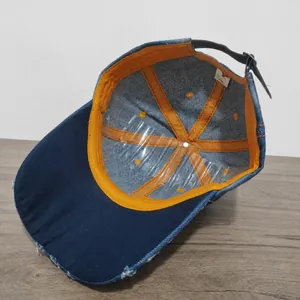 Vista interna dettagliata di un cappello da baseball in denim blu con fascia arancione