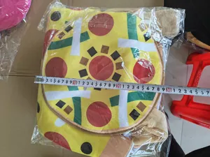 Detail des lustigen Pizza-Kopfschmucks mit Größenmessung per Maßband auf weichem Plüsch