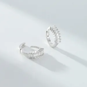 Gros plan de boucles d'oreilles en argent S925 avec zircons de taille baguette.