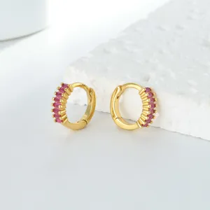 Vue détaillée des boucles d'oreilles en argent S925 doré avec zircons baguette roses