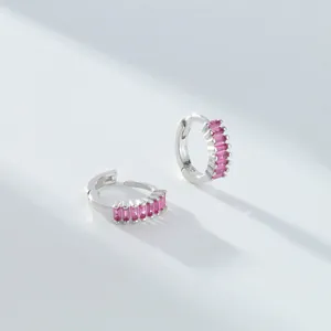 Vue rapprochée de créoles en argent S925 avec zircons roses de taille baguette