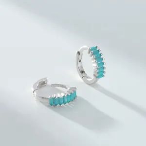 Gros plan de boucles d'oreilles créoles en argent S925 avec zircons turquoise baguette.