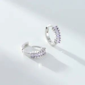 Vue détaillée des boucles d'oreilles en argent S925 avec zircons violets