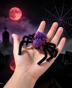 Primer plano de una pinza para el pelo de araña púrpura para decoración Halloween