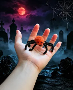 Detalle de una pinza para el pelo de araña de peluche naranja y negra para Halloween