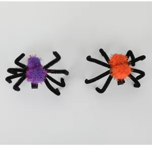Vista detallada de las pinzas para el cabello de araña de felpa morada y naranja para Halloween