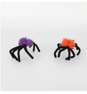 Par de horquillas de araña de peluche morada y naranja para decoración de Halloween.