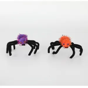 Primer plano de pinzas para el pelo de araña de felpa en morado y naranja para Halloween