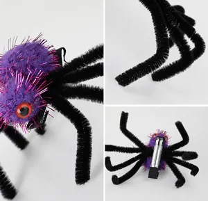 Primer plano que muestra la textura de felpa y el clip del pasador de araña Halloween