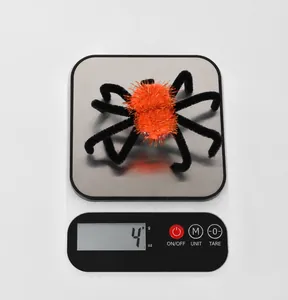 Vista detallada de una pinza para el pelo de araña de Halloween que pesa 4 gramos