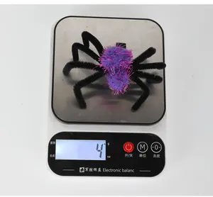Vista detallada de pinza de pelo de araña de felpa de 4g para Halloween en una báscula
