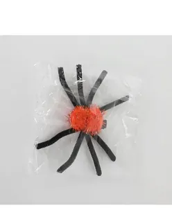 Vista detallada del clip de pelo de araña de felpa en su embalaje de plástico transparente