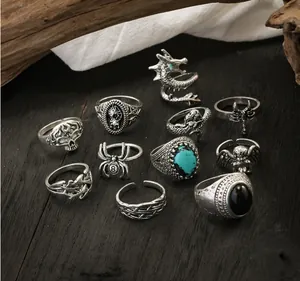 Vue rapprochée de 11 bagues gothiques vintage en argent avec motifs de dragon