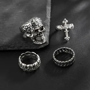 Gros plan détaillé d'un ensemble de bagues hip-hop gothiques avec motifs de crâne et de croix