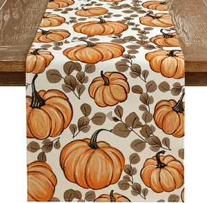 Vue rapprochée du chemin de table en lin avec motif citrouille et feuilles