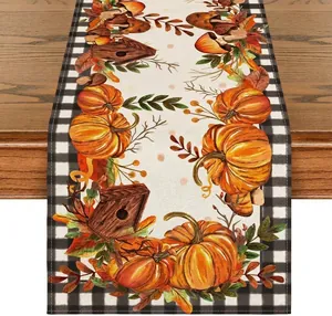 Chemin de table automnal avec détails de citrouilles, feuilles et nichoirs en bois