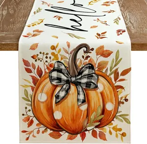 Détail du chemin de table d'automne avec imprimé citrouille et nœud noir