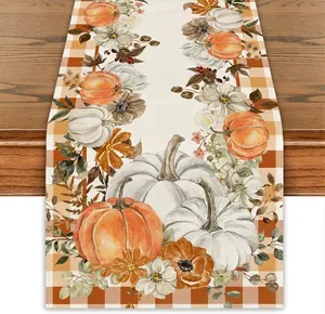 Détail précis du motif floral de citrouille d'automne sur un chemin de table en lin