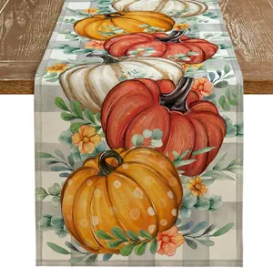Détail du chemin de table à motif citrouille d'automne en lin pour décor de Thanksgiving