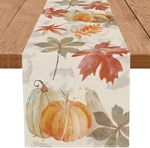 Vue détaillée d'un chemin de table en lin avec des motifs d'automne citrouille et érable