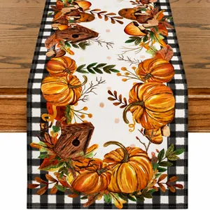 Chemin de table automnal avec citrouilles et bordure à carreaux pour déco de Thanksgiving