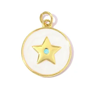 Vue macro détaillée d'un pendentif étoile en or avec émail blanc et petit centre bleu