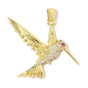 Détail d'un pendentif colibri plaqué or 18 carats avec des oxydes de zirconium
