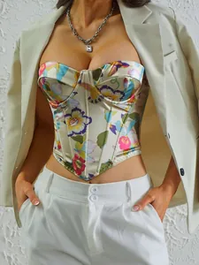 Primer plano detallado de un top corsé con estampado floral y varillas de apoyo internas