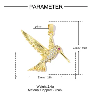Vue détaillée d'un pendentif colibri doré avec zircons et mesures de 33 mm de largeur