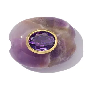 Makro-Detail eines ovalen Amethyst-Anhängers mit facettiertem lila Zirkonia in Goldfassung