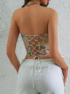 Vista detallada de un top corsé floral con sexy cordones en la espalda y diseño de ballenas