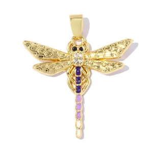 Vue détaillée d'un pendentif libellule doré 18 carats avec émail violet et pierres fines