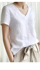 Detailansicht eines weißen, minimalistischen V-Ausschnitt-T-Shirts aus Baumwollleinen