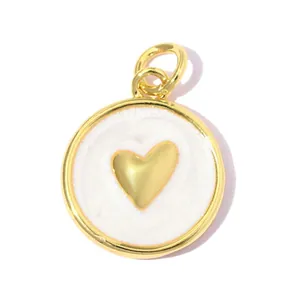 Gros plan d'un pendentif cœur doré avec un fond blanc pailleté sur une base blanche