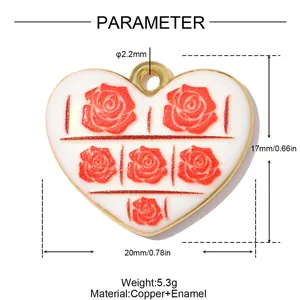 Detailansicht eines herzförmigen Kupfer-Emaille-Anhängers mit roten Rosen und Maßen