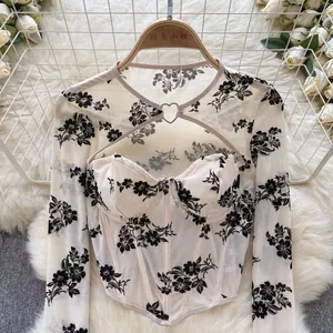 Detailansicht eines geblümten Mesh-Langarmshirts mit Herzausschnitt und Korsett-Design.