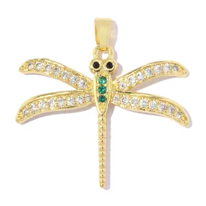 Détail d'un pendentif libellule plaqué or 18 carats avec oxydes de zirconium étincelants
