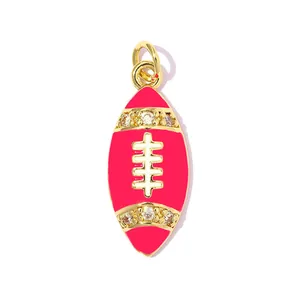 Vue détaillée d'un pendentif de football en émail rose avec des accents de zircon étincelants.