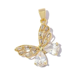 Gros plan détaillé d'un pendentif papillon plaqué or 18 carats serti de zircons clairs