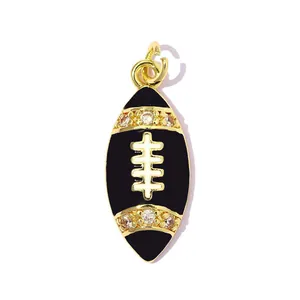 Détail macro du pendentif de football américain orné d'émail noir et de zircons