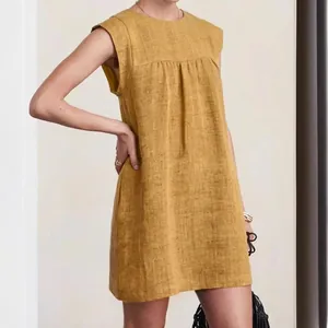 Elegantes, locker sitzendes, senfgelbes, ärmelloses Sommerkleid aus Baumwollleinen für Damen
