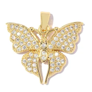 Gros plan d'un pendentif papillon plaqué or orné de pierres de zircone cubique
