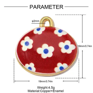 Detailansicht des roten ovalen Kupfer-Emaille-Anhängers mit Blumenmuster und 19 mm Größe