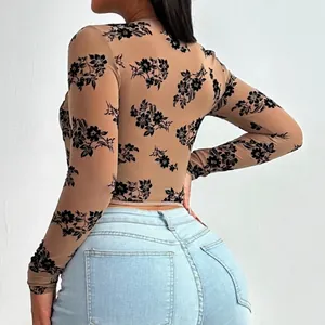 Rückenansicht von sexy engem Langarm-Top mit schwarzer Blumenbeflockung auf Mesh